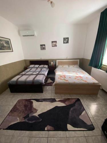 1 queen bed, 1 twin bed