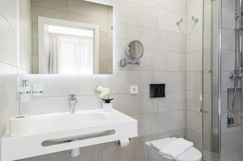 One-Bedroom Apartment image 5