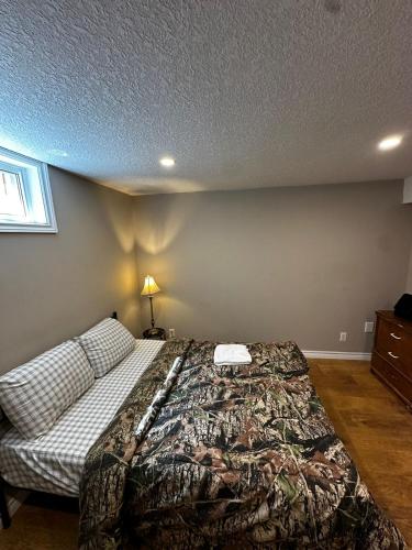 Budget Stay in Kitchener- Near Town Centre- Food, Shopping, Transit K3