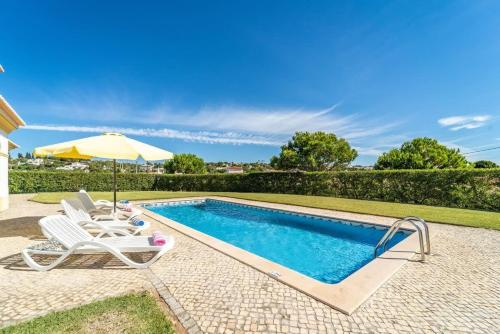 Villa Mina - Large house sleeps 9, walk to beach, golf and shops