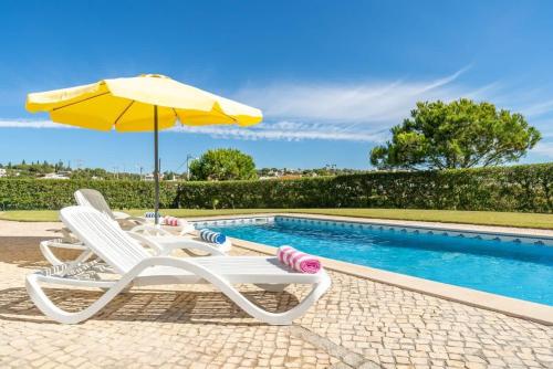 Villa Mina - Large house sleeps 9, walk to beach, golf and shops