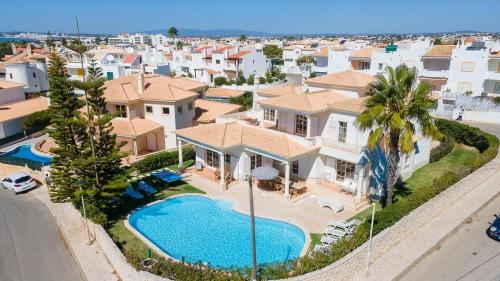 Villa Gale Grande - bright airy property with a private pool gîte à louer Caxinas