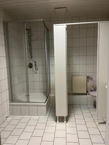 دش, Zimmervermietung Conny - Monteurzimmer - in Elsterwerda