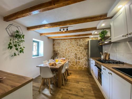 virtuve, Holiday home Bilini Dvori - house with swimming pool in Podbablje