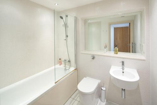 Immaculate 1-Bed 1-Bath Apartment in London Area - image 4