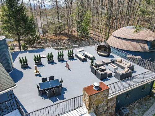 Ole Smoky BnB Theater Sauna Hot Tub Rooftop Views