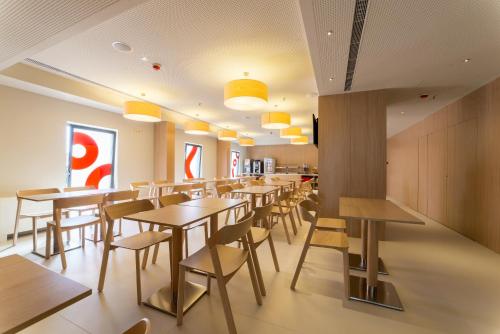 Food and beverages, Moov Hotel Porto Norte in Senhora Da Hora