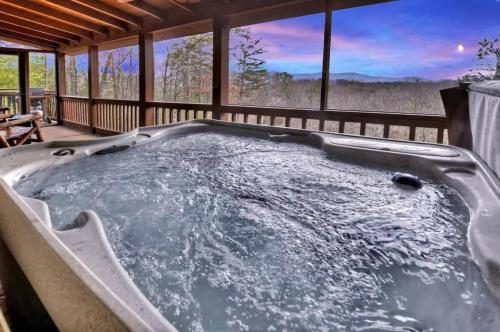 Mountain Views Hot Tub FirePit Close to town in Blue Ridge, USA