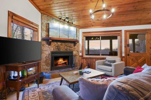 Mountain Views Hot Tub FirePit Close to town in Blue Ridge, USA
