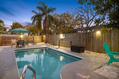 3 miles to Honeymoon Island Firepit & Pool in Palm Harbor, USA