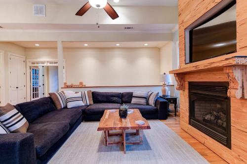 Game Room ~ Fire Pit ~ Resort Access ~ Huge Home in Lake Lure, USA
