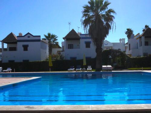 สระว่ายน้ำ, Casa Algarve Cabanas v2 by yha in กาบานาส