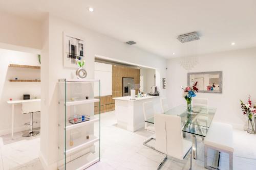 Uhost AI | 5BR Retreat | Pool, Valet & Event Space