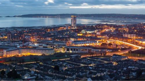 Captivating 1-Bed Apartment in Swansea