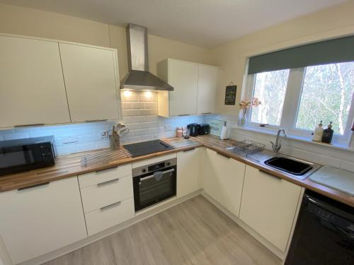 Konyha, Treetops - Bright 2 Bed Flat - Super Location in Inshes Wood
