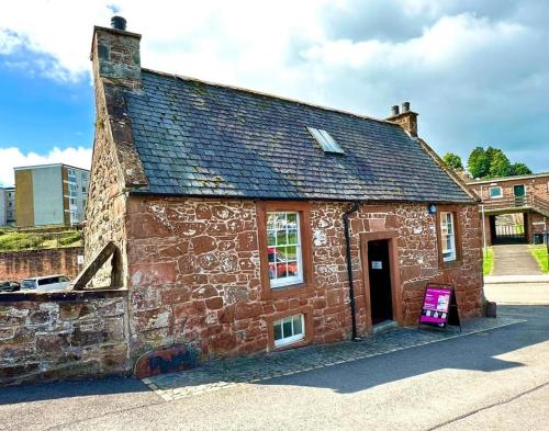 Stunning Period Townhouse with Garden, Walking Distance to Town