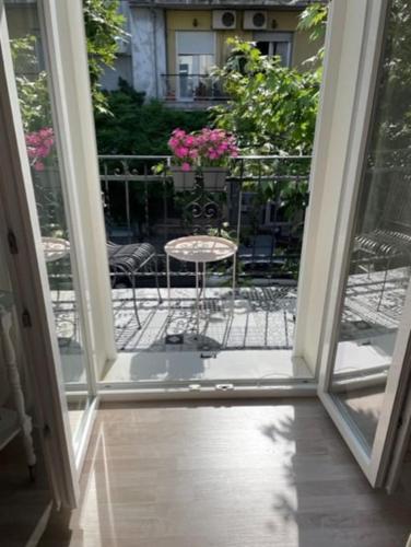 Bright & Spacious Apartment near city center. 5