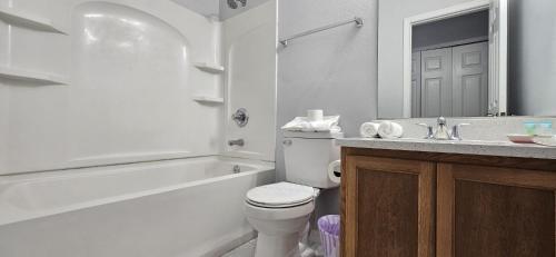 Three-Bedroom Holiday Home  image 10