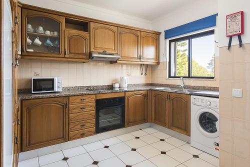 ห้องครัว, Vila Branca - V3 by HD PROPERTIES in คาตีรา