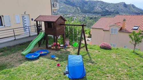 Holiday House App Grace with pool and view in Klis