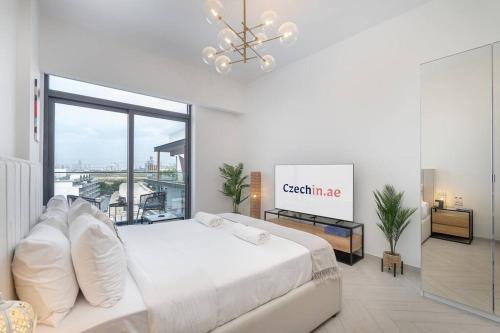 Modern Studio with Balcony & Pool View, Dubai
