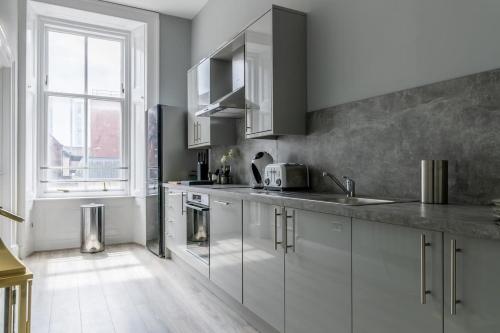 Beautiful 4 bed flat in perfect central location, Glasgow (photo 3)