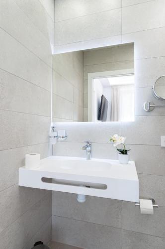 One-Bedroom Apartment image 3