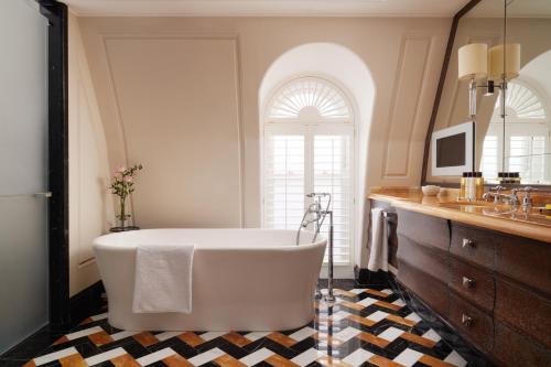 room detail thumbnail 2