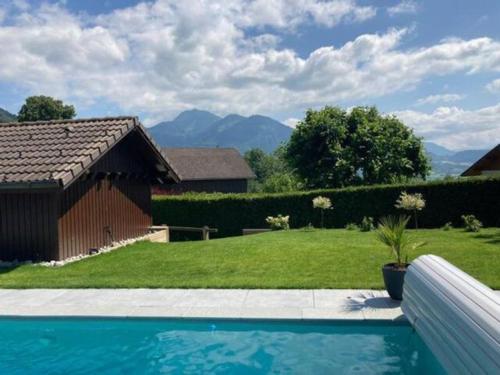 Chalet avec vue panoramique sur les Montagnes du Mole et la chaîne des Aravis piscine chauffée à 5 min des pistes de la station des Brasses