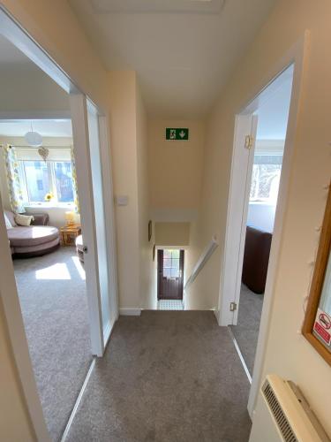 Bejárat, Treetops - Bright 2 Bed Flat - Super Location in Inshes Wood