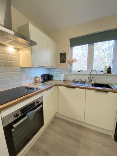 Konyha, Treetops - Bright 2 Bed Flat - Super Location in Inshes Wood