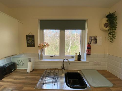 Konyha, Treetops - Bright 2 Bed Flat - Super Location in Inshes Wood