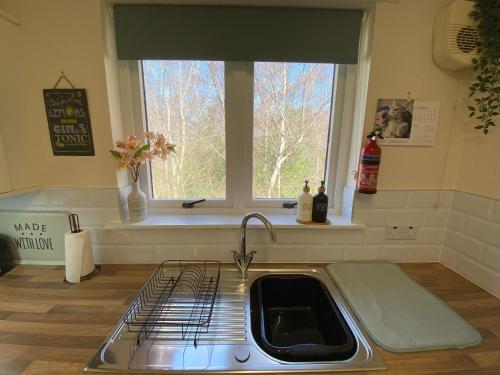 Konyha, Treetops - Bright 2 Bed Flat - Super Location in Inshes Wood