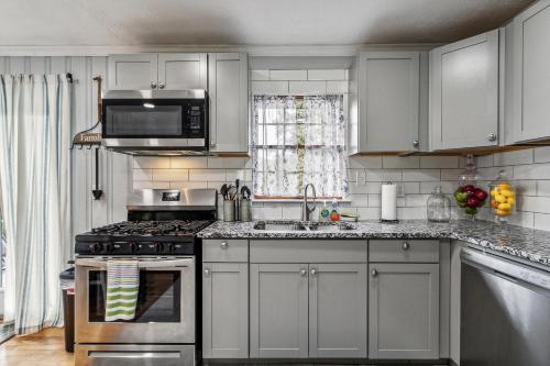 Spacious 4BR Marietta Home, Perfect for Families in Marietta, USA