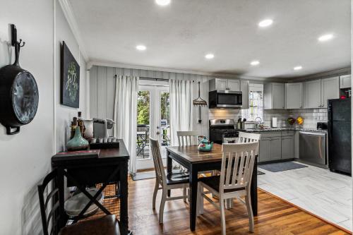 Spacious 4BR Marietta Home, Perfect for Families in Marietta, USA
