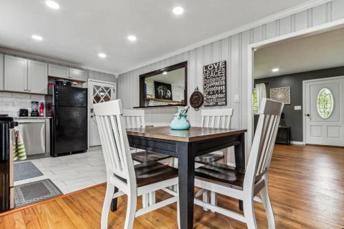 Spacious 4BR Marietta Home, Perfect for Families in Marietta, USA