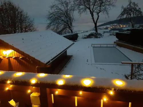 Chalet avec vue panoramique sur les Montagnes du Mole et la chaîne des Aravis piscine chauffée à 5 min des pistes de la station des Brasses