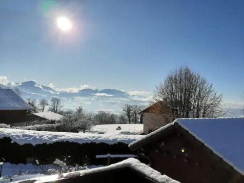 Chalet avec vue panoramique sur les Montagnes du Mole et la chaîne des Aravis piscine chauffée à 5 min des pistes de la station des Brasses