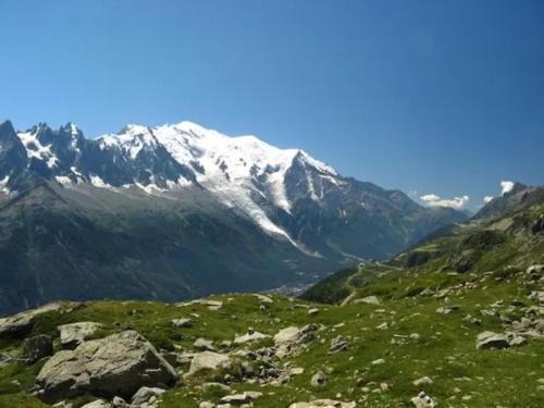 Chalet avec vue panoramique sur les Montagnes du Mole et la chaîne des Aravis piscine chauffée à 5 min des pistes de la station des Brasses