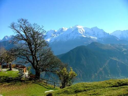 Chalet avec vue panoramique sur les Montagnes du Mole et la chaîne des Aravis piscine chauffée à 5 min des pistes de la station des Brasses