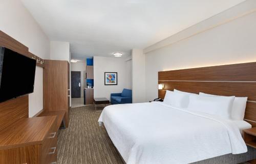 Holiday Inn Express Hotel & Suites Birmingham - Inverness 280, an IHG Hotel
