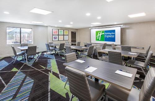 Holiday Inn Express Hotel & Suites Birmingham - Inverness 280 By IHG - 회의실/연회장