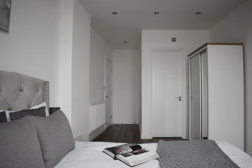 Sleek 2 bed with balcony in Brentwood