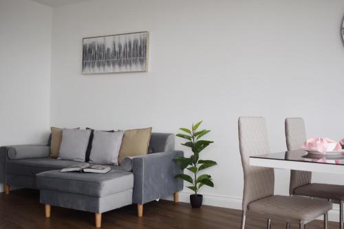 Sleek 2 bed with balcony in Brentwood