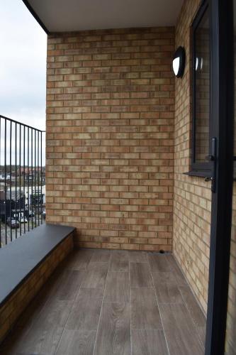 Sleek 2 bed with balcony in Brentwood