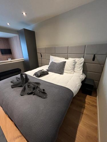 1 queen bed, 1 sofa bed