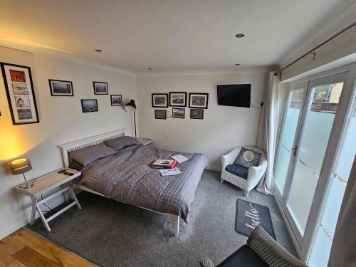 Modern immaculate studio with aircon & parking