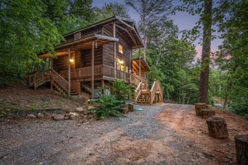 SUPER CUTE CABIN, close to the parkway, SECLUDED, in Sevierville, USA