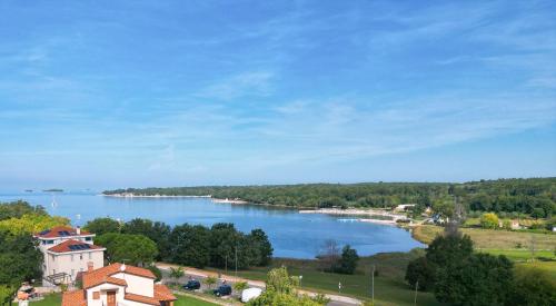 Two Bedroom Apartment with Balcony and Sea View
