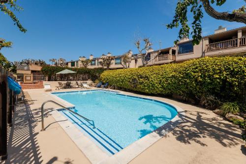 SB-503 - Cali Surfer Lounge in Solana Beach